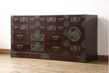中古　美品　牡丹をあしらった金具と漆塗りが高級感溢れる仙台箪笥(定価約95万円)(収納箪笥、引き出し、チェスト)(R-054158)