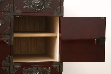 中古　美品　牡丹をあしらった金具と漆塗りが高級感溢れる仙台箪笥(定価約95万円)(収納箪笥、引き出し、チェスト)(R-054158)