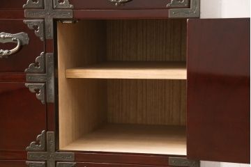 中古　美品　牡丹をあしらった金具と漆塗りが高級感溢れる仙台箪笥(定価約95万円)(収納箪笥、引き出し、チェスト)(R-054158)