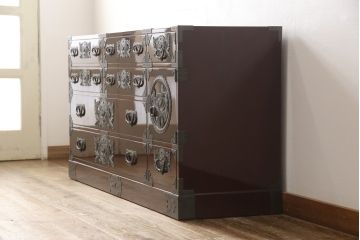 中古　美品　牡丹をあしらった金具と漆塗りが高級感溢れる仙台箪笥(定価約95万円)(収納箪笥、引き出し、チェスト)(R-054158)