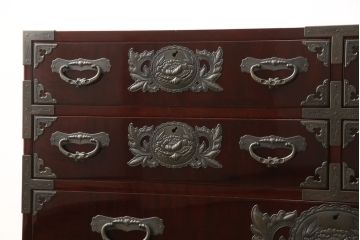 中古　美品　牡丹をあしらった金具と漆塗りが高級感溢れる仙台箪笥(定価約95万円)(収納箪笥、引き出し、チェスト)(R-054158)