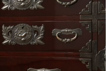 中古　美品　牡丹をあしらった金具と漆塗りが高級感溢れる仙台箪笥(定価約95万円)(収納箪笥、引き出し、チェスト)(R-054158)