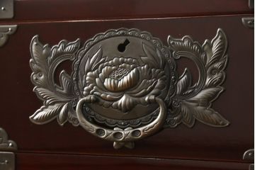 中古　美品　牡丹をあしらった金具と漆塗りが高級感溢れる仙台箪笥(定価約95万円)(収納箪笥、引き出し、チェスト)(R-054158)