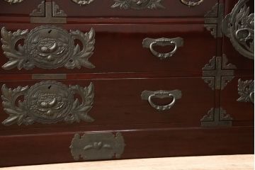 中古　美品　牡丹をあしらった金具と漆塗りが高級感溢れる仙台箪笥(定価約95万円)(収納箪笥、引き出し、チェスト)(R-054158)