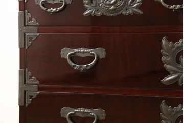 中古　美品　牡丹をあしらった金具と漆塗りが高級感溢れる仙台箪笥(定価約95万円)(収納箪笥、引き出し、チェスト)(R-054158)
