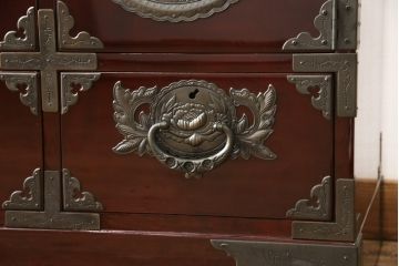 中古　美品　牡丹をあしらった金具と漆塗りが高級感溢れる仙台箪笥(定価約95万円)(収納箪笥、引き出し、チェスト)(R-054158)