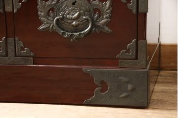 中古　美品　牡丹をあしらった金具と漆塗りが高級感溢れる仙台箪笥(定価約95万円)(収納箪笥、引き出し、チェスト)(R-054158)