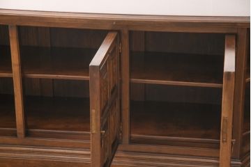 ヨーロッパビンテージ　スペイン　重厚感ある佇まいが上質な空間づくりを叶えてくれるサイドボード(収納棚、戸棚、キャビネット、ヴィンテージ)(R-054163)