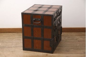 和製アンティーク　明治期　希少!!　最高級品　完全オリジナル　外箱付き　重厚感のある素晴らしいつくりの金具が魅力的な三段タイプの佐渡船箪笥(舟箪笥、帳箱、小物収納、銭箱、時代箪笥)(R-054164)
