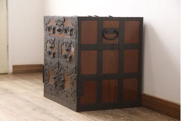 和製アンティーク　明治期　希少!!　最高級品　完全オリジナル　外箱付き　重厚感のある素晴らしいつくりの金具が魅力的な三段タイプの佐渡船箪笥(舟箪笥、帳箱、小物収納、銭箱、時代箪笥)(R-054164)
