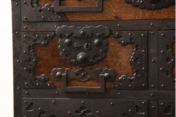 和製アンティーク　明治期　希少!!　最高級品　完全オリジナル　外箱付き　重厚感のある素晴らしいつくりの金具が魅力的な三段タイプの佐渡船箪笥(舟箪笥、帳箱、小物収納、銭箱、時代箪笥)(R-054164)