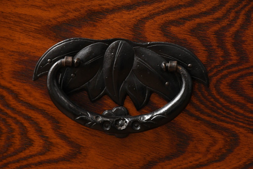 中古　岩谷堂箪笥　天板リメイク　趣きのある和を感じさせる渋い佇まいのチェスト　(R-054166)