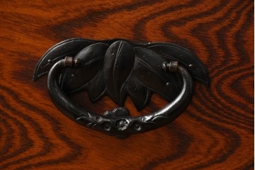 中古　岩谷堂箪笥　天板リメイク　趣きのある和を感じさせる渋い佇まいのチェスト　(R-054166)