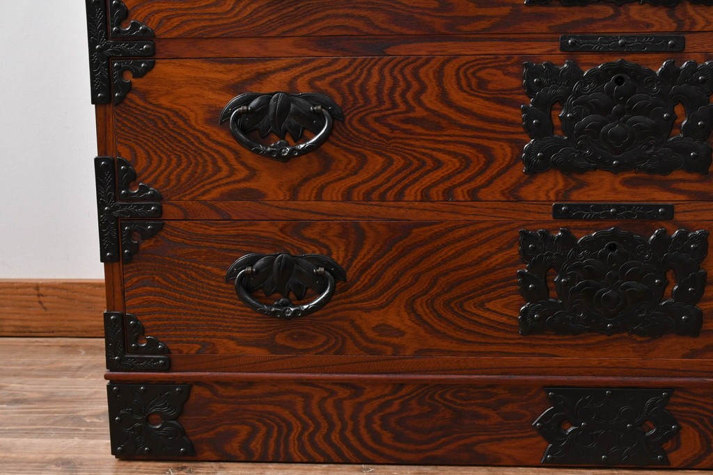 中古　岩谷堂箪笥　天板リメイク　趣きのある和を感じさせる渋い佇まいのチェスト　(R-054166)