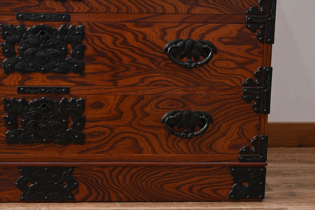 中古　岩谷堂箪笥　天板リメイク　趣きのある和を感じさせる渋い佇まいのチェスト　(R-054166)