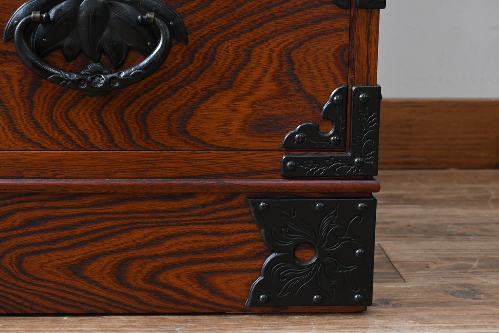 中古　岩谷堂箪笥　天板リメイク　趣きのある和を感じさせる渋い佇まいのチェスト　(R-054166)