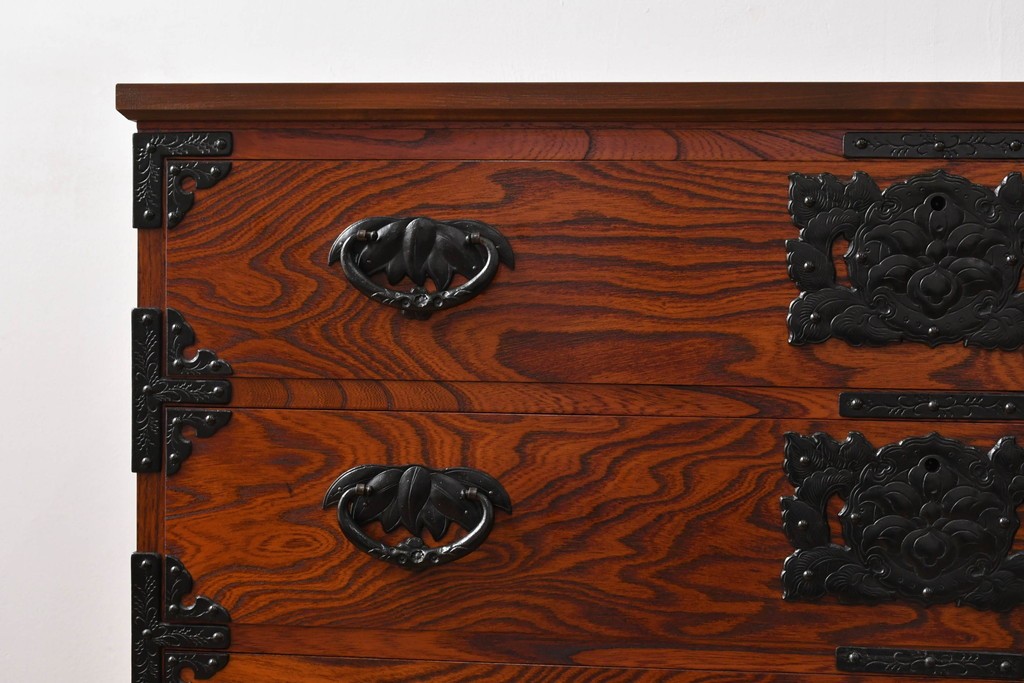 中古　岩谷堂箪笥　天板リメイク　趣きのある和を感じさせる渋い佇まいのチェスト　(R-054166)