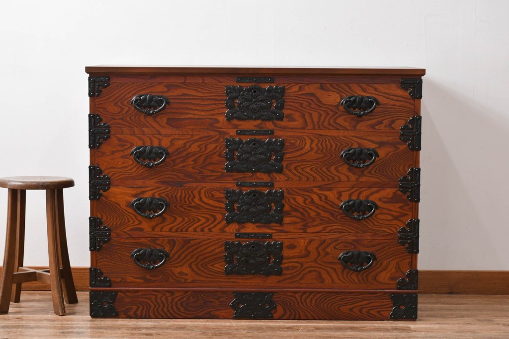 中古　岩谷堂箪笥　天板リメイク　趣きのある和を感じさせる渋い佇まいのチェスト　(R-054166)