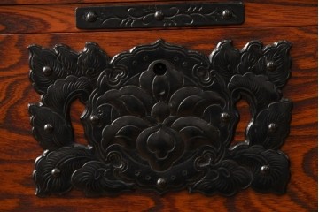 中古　岩谷堂箪笥　天板リメイク　趣きのある和を感じさせる渋い佇まいのチェスト　(R-054166)