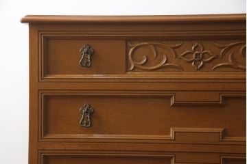 中古　美品　神戸伝承欧風家具(洋家具)　たかねや製　ナラ・桐材　エレガントな佇まいが美しいチェスト(洋服タンス、引き出し)(R-054170)