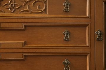 中古　美品　神戸伝承欧風家具(洋家具)　たかねや製　ナラ・桐材　エレガントな佇まいが美しいチェスト(洋服タンス、引き出し)(R-054170)
