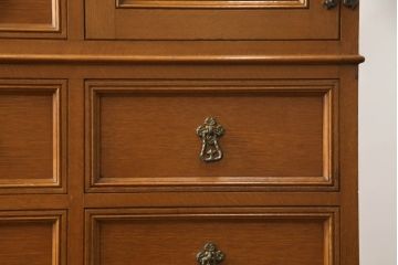 中古　美品　神戸伝承欧風家具(洋家具)　たかねや製　ナラ・桐材　エレガントな佇まいが美しいチェスト(洋服タンス、引き出し)(R-054170)