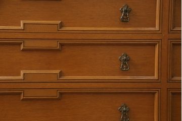中古　美品　神戸伝承欧風家具(洋家具)　たかねや製　ナラ・桐材　エレガントな佇まいが美しいチェスト(洋服タンス、引き出し)(R-054170)