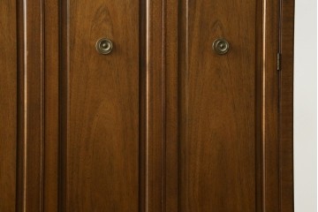 中古　美品　DREXEL HERITAGE(ドレクセルヘリテイジ)　Triune(トライユン)シリーズ　マホガニー材の木肌が美しいワードローブ　(R-054172)