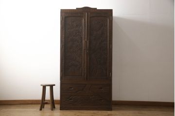 中古　美品　軽井沢彫り　細やかな彫刻が目を引くワードローブ(洋服タンス、収納棚、引き出し)(R-054174)