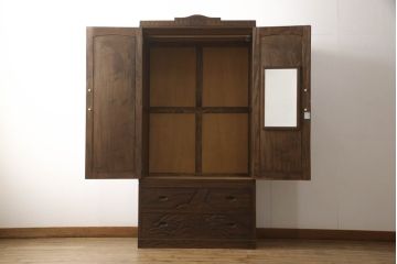 中古　美品　軽井沢彫り　細やかな彫刻が目を引くワードローブ(洋服タンス、収納棚、引き出し)(R-054174)