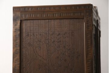 中古　美品　軽井沢彫り　細やかな彫刻が目を引くワードローブ(洋服タンス、収納棚、引き出し)(R-054174)