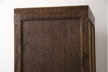 中古　美品　軽井沢彫り　細やかな彫刻が目を引くワードローブ(洋服タンス、収納棚、引き出し)(R-054174)