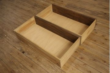 中古　美品　軽井沢彫り　細やかな彫刻が目を引くワードローブ(洋服タンス、収納棚、引き出し)(R-054174)