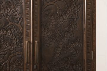 中古　美品　軽井沢彫り　細やかな彫刻が目を引くワードローブ(洋服タンス、収納棚、引き出し)(R-054174)