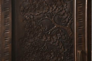 中古　美品　軽井沢彫り　細やかな彫刻が目を引くワードローブ(洋服タンス、収納棚、引き出し)(R-054174)