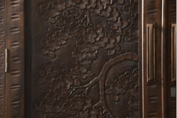 中古　美品　軽井沢彫り　細やかな彫刻が目を引くワードローブ(洋服タンス、収納棚、引き出し)(R-054174)