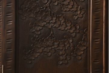 中古　美品　軽井沢彫り　細やかな彫刻が目を引くワードローブ(洋服タンス、収納棚、引き出し)(R-054174)