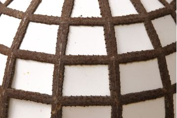 和製アンティーク　鉄製　丸型　格子デザインがお洒落なアクセントになる特大天井照明(吊り下げ照明、ペンダントライト、電笠)(R-054185)