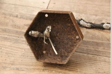 和製アンティーク　鉄製　丸型　格子デザインがお洒落なアクセントになる特大天井照明(吊り下げ照明、ペンダントライト、電笠)(R-054185)