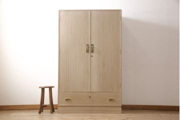 中古　美品　東京の伝統工芸　桐の名門相徳(あいとく)製　かくし付き　衣装盆13杯、引き出し1杯でたっぷり収納できる大開総桐箪笥(並厚、四方丸)(総桐たんす、着物箪笥、引き出し、チェスト)(定価約110万円)(R-054187)