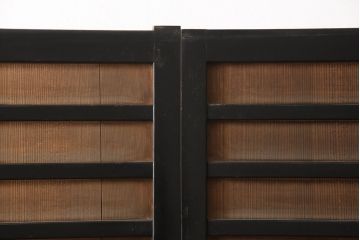 アンティーク建具　漆枠　上手物!　美しい柾目が目を引く横桟入り板戸2枚(引き戸、帯戸、建具)(R-054190)