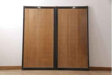 アンティーク建具　漆枠　上手物!　美しい柾目が目を引く横桟入り板戸2枚(引き戸、帯戸、建具)(R-054190)