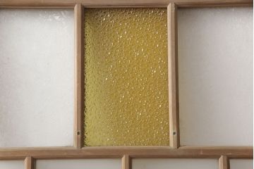 アンティーク建具　大正ロマン　水色と黄色がかわいいアクセント　色ガラス入りガラス扉1枚(ドア、ガラス戸、建具)(R-054191)