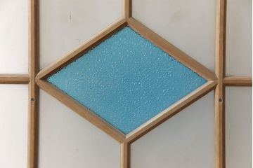 アンティーク建具　大正ロマン　水色と黄色がかわいいアクセント　色ガラス入りガラス扉1枚(ドア、ガラス戸、建具)(R-054191)