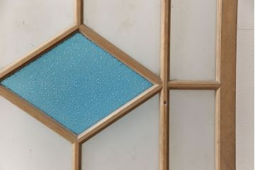 アンティーク建具　大正ロマン　水色と黄色がかわいいアクセント　色ガラス入りガラス扉1枚(ドア、ガラス戸、建具)(R-054191)