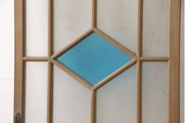 アンティーク建具　大正ロマン　水色と黄色がかわいいアクセント　色ガラス入りガラス扉1枚(ドア、ガラス戸、建具)(R-054191)