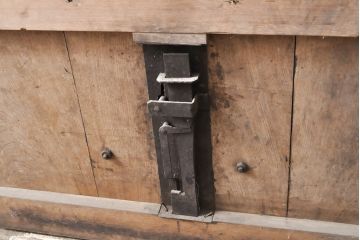 アンティーク建具　枠・ヒノキ材、板・ケヤキ材　庄内　最上級　存在感のある立派な佇まいが玄関にぴったり!山形県酒田産の蔵戸(引き戸、玄関戸、玄関ドア)(R-054212)