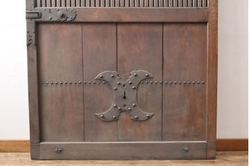 アンティーク建具　総ケヤキ材(欅)　古き時代の味わいが魅力的な格子蔵戸(玄関戸、玄関ドア、引き戸)(R-054213)