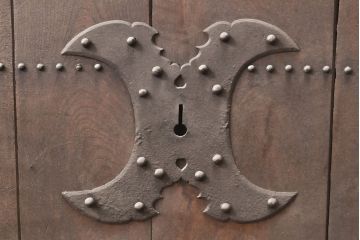 アンティーク建具　総ケヤキ材(欅)　古き時代の味わいが魅力的な格子蔵戸(玄関戸、玄関ドア、引き戸)(R-054213)
