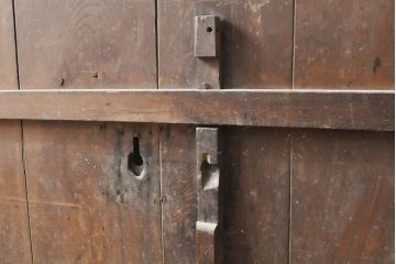 アンティーク建具　総ケヤキ材(欅)　古き時代の味わいが魅力的な格子蔵戸(玄関戸、玄関ドア、引き戸)(R-054213)